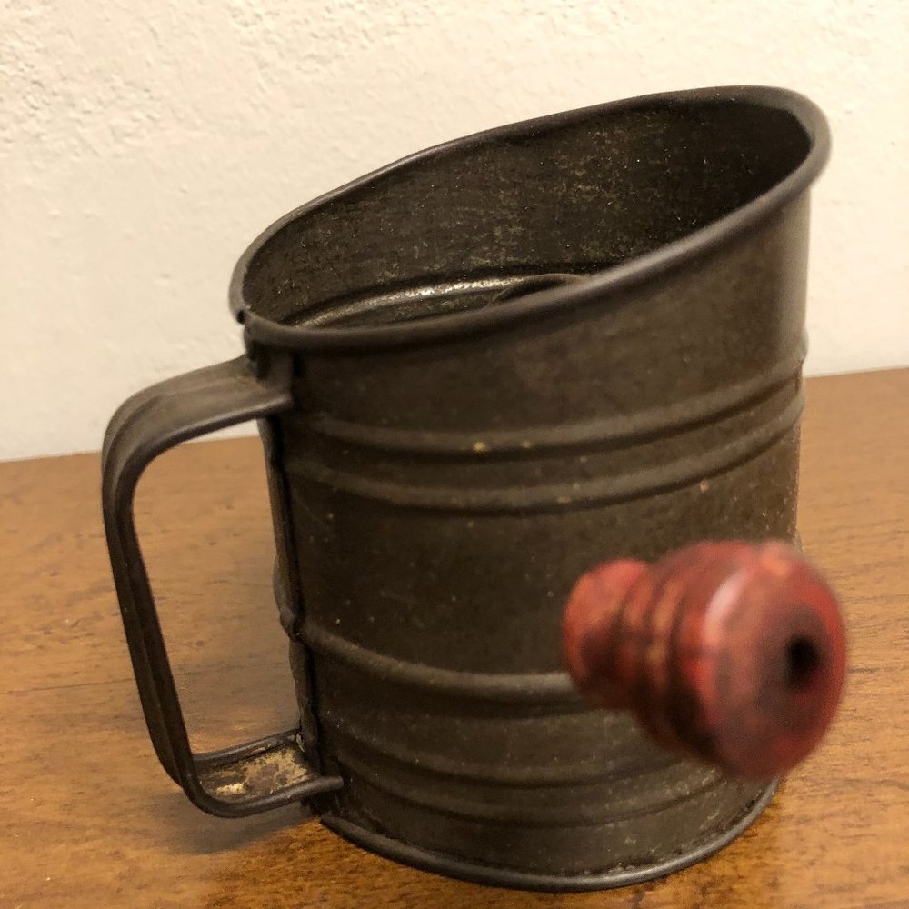 RED HANDLE WIND TINY SIFTER  PASTRY BLENDER MOULI ROTARY HARD CHEESE GRATER - Picture 14 of 14